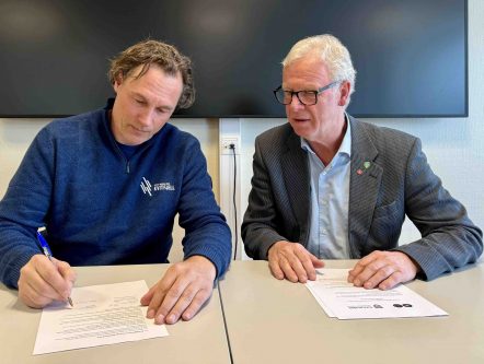 Ole Kristian Signerer med fylkeskommunen